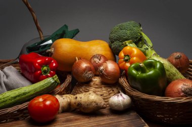 Bir sürü çeşit sebze kabak patlıcan, domates, brokoli, havuç, biber, sarımsak, çiğ ve taze mantar. 