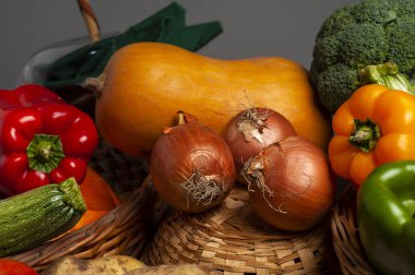 Bir sürü çeşit sebze kabak patlıcan, domates, brokoli, havuç, biber, sarımsak, çiğ ve taze mantar. 