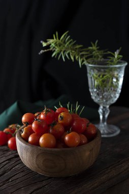 Bir sürü çeşit sebze kabak patlıcan, domates, brokoli, havuç, biber, sarımsak, çiğ ve taze mantar. 