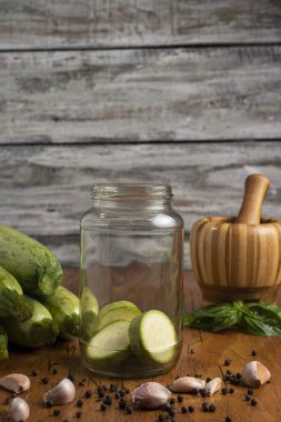 Bir sürü çeşit sebze kabak patlıcan, domates, brokoli, havuç, biber, sarımsak, çiğ ve taze mantar. 