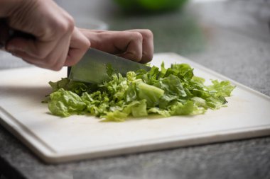 Yemek pişirme, sebze kesme ve musluk suyuyla yıkama malzemeleri ile yemek hazırlama. 