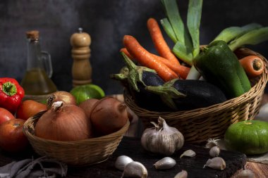 Bir sürü çeşit sebze kabak patlıcan, domates, brokoli, havuç, biber, sarımsak, çiğ ve taze mantar. 
