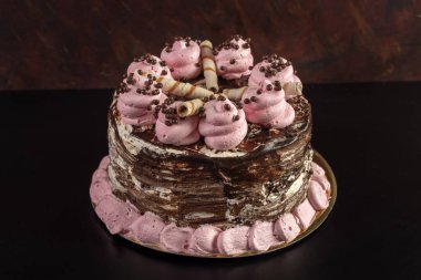 Pastalar meyveler ve şişler doğum günü için ve düğün kutlamaları tatlı yemek ve tatlı masasında süslemeli doğal çiçekler çikolatalı taze meyveler masanın üzerinde masa örtüsü ile  