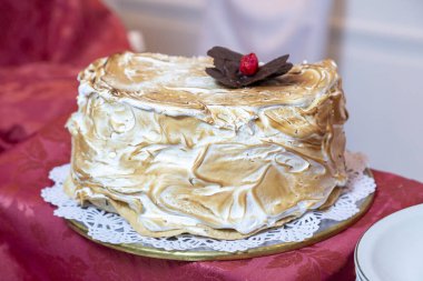 Pastalar meyveler ve şişler doğum günü için ve düğün kutlamaları tatlı yemek ve tatlı masasında süslemeli doğal çiçekler çikolatalı taze meyveler masanın üzerinde masa örtüsü ile  