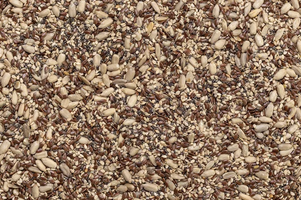 erişte ve baklagiller mısır ayçiçeği nohut fasulyesi soya susamı ahşap bir kasede ve masada  