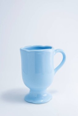 modern seramik kaplar, farklı şekil ve renklerden oluşan bardaklar ve kaplar soyut arkaplan ve beyaz arkaplan üzerinde kulplu 