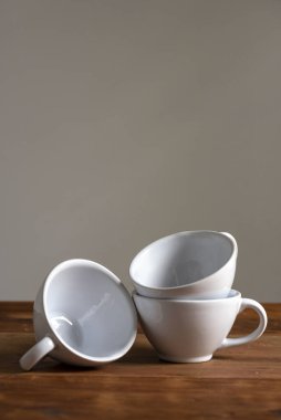 modern seramik kaplar, farklı şekil ve renklerden oluşan bardaklar ve kaplar soyut arkaplan ve beyaz arkaplan üzerinde kulplu 