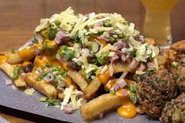 Masa ve tabakta Tequeo Gıda börekleri ve soslu nugget ve açık büfe yemekleri için patates ve peynir. 