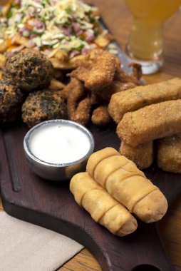 Masa ve tabakta Tequeo Gıda börekleri ve soslu nugget ve açık büfe yemekleri için patates ve peynir. 