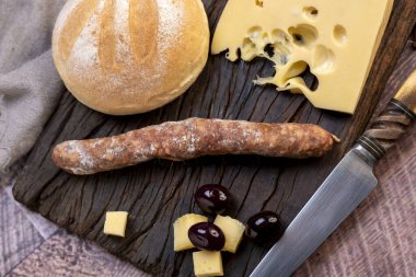 Çeşit çeşit peynirler, peynir formları, sosisler, dilimlenmiş fındıklar mavi rokfor parmesan jambonu ve sosis yemeye hazır. 