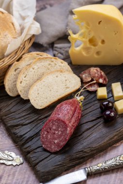 Çeşit çeşit peynirler, peynir formları, sosisler, dilimlenmiş fındıklar mavi rokfor parmesan jambonu ve sosis yemeye hazır. 