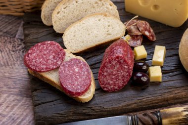 Çeşit çeşit peynirler, peynir formları, sosisler, dilimlenmiş fındıklar mavi rokfor parmesan jambonu ve sosis yemeye hazır. 