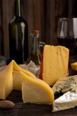 Çeşit çeşit peynirler, peynir formları, sosisler, dilimlenmiş fındıklar mavi rokfor parmesan jambonu ve sosis yemeye hazır. 