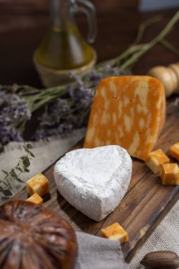 Çeşit çeşit peynirler, peynir formları, sosisler, dilimlenmiş fındıklar mavi rokfor parmesan jambonu ve sosis yemeye hazır. 