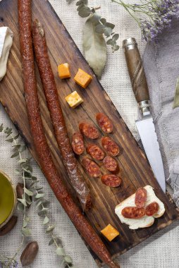 Çeşitli peynirler ve sosisler ve doğranmış fındıklar. Salam, sosis, rokfor, parmesan jambon ve sosis yemeye hazır. Hayat fotoğrafı. 