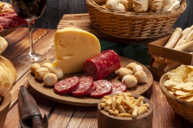 Çeşitli peynirler ve sosisler ve doğranmış fındıklar. Salam, sosis, rokfor, parmesan jambon ve sosis yemeye hazır. Hayat fotoğrafı. 