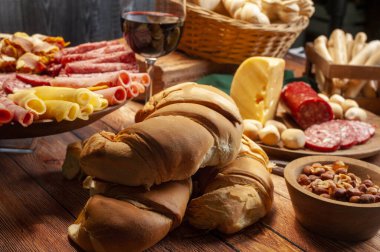 Çeşitli peynirler ve sosisler ve doğranmış fındıklar. Salam, sosis, rokfor, parmesan jambon ve sosis yemeye hazır. Hayat fotoğrafı. 