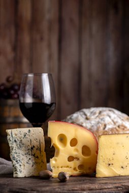 Çeşit çeşit peynirler, peynir formları, sosisler, dilimlenmiş fındıklar mavi rokfor parmesan jambonu ve sosis yemeye hazır. 