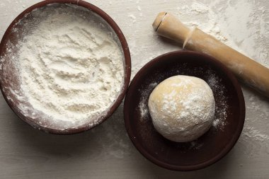 Fırın ve hamur işi malzemelerini, un yumurtaları, süt şekeri, yoğurma çubuğu, ahşap kaşık. 