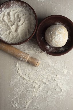 Fırın ve hamur işi malzemelerini, un yumurtaları, süt şekeri, yoğurma çubuğu, ahşap kaşık. 