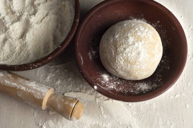 Fırın ve hamur işi malzemelerini, un yumurtaları, süt şekeri, yoğurma çubuğu, ahşap kaşık. 