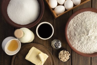 Fırın ve hamur işi malzemelerini, un yumurtaları, süt şekeri, yoğurma çubuğu, ahşap kaşık. 