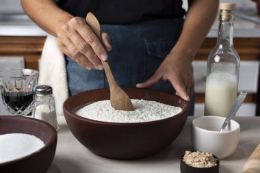 Kadın ve kızın elleri fırıncılar hamur yoğurur ve unlu yumurtalarla birleştirirler. Süt balı bir tarif yapar adım adım hamur yapar. 