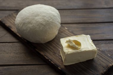 Fırın ve hamur işi malzemelerini, un yumurtaları, süt şekeri, yoğurma çubuğu, ahşap kaşık. 