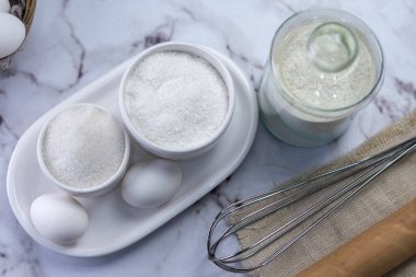 Fırın ve hamur işi malzemelerini, un yumurtaları, süt şekeri, yoğurma çubuğu, ahşap kaşık. 