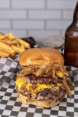 Ev yapımı taze et burgerler, patates ekmeği, yumurta pastırması, domates, soğan, çedar peyniri, jambon, farklı çeşitlerde patates kızartması ve fast food sosu. 