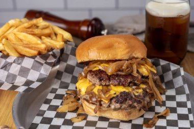 Ev yapımı taze et burgerler, patates ekmeği, yumurta pastırması, domates, soğan, çedar peyniri, jambon, farklı çeşitlerde patates kızartması ve fast food sosu. 