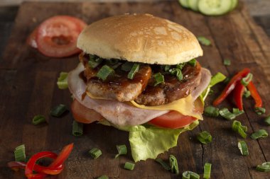 Ev yapımı taze et burgerler, patates ekmeği, yumurta pastırması, domates, soğan, çedar peyniri, jambon, farklı çeşitlerde patates kızartması ve fast food sosu. 