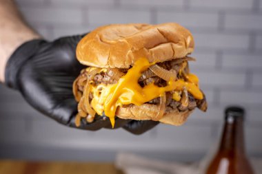 Elleri peynirli, jambonlu, etli, pastırmalı, domatesli, patatesli, peynirli, marullu, patates kızartmalı. 