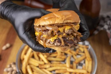 Elleri peynirli, jambonlu, etli, pastırmalı, domatesli, patatesli, peynirli, marullu, patates kızartmalı. 