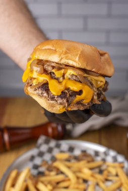 Elleri peynirli, jambonlu, etli, pastırmalı, domatesli, patatesli, peynirli, marullu, patates kızartmalı. 