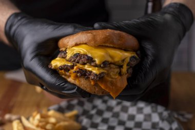 Elleri peynirli, jambonlu, etli, pastırmalı, domatesli, patatesli, peynirli, marullu, patates kızartmalı. 