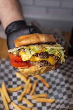 Elleri peynirli, jambonlu, etli, pastırmalı, domatesli, patatesli, peynirli, marullu, patates kızartmalı. 