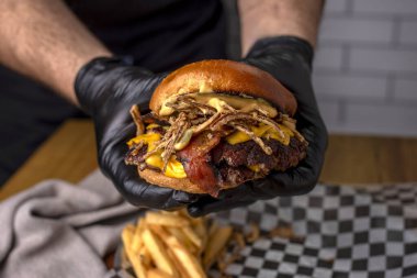 Elleri peynirli, jambonlu, etli, pastırmalı, domatesli, patatesli, peynirli, marullu, patates kızartmalı. 