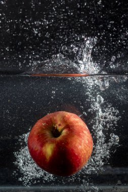 Suya düşen meyveler sıçrayan çilekler limon portakalları elma armutları ve havada su. 