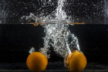 Suya düşen meyveler sıçrayan çilekler limon portakalları elma armutları ve havada su. 