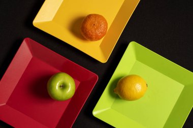 meyve çileği limon portakalı elma armut ve çikolata dökülen ananas 