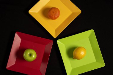 meyve çileği limon portakalı elma armut ve çikolata dökülen ananas 