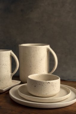 Süsler ve dekorasyonlar mutfak ve yemek odası ortamlarında ve çiçek tarzı ışıklı modern tuvaletlerde. 