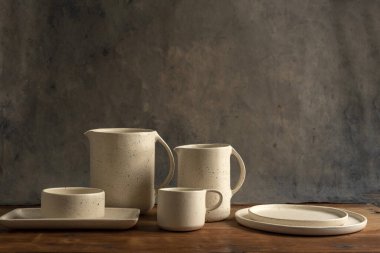 Süsler ve dekorasyonlar mutfak ve yemek odası ortamlarında ve çiçek tarzı ışıklı modern tuvaletlerde. 