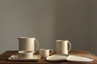 Süsler ve dekorasyonlar mutfak ve yemek odası ortamlarında ve çiçek tarzı ışıklı modern tuvaletlerde. 