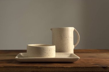 Süsler ve dekorasyonlar mutfak ve yemek odası ortamlarında ve çiçek tarzı ışıklı modern tuvaletlerde. 