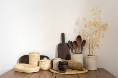 Süsler ve dekorasyonlar mutfak ve yemek odası ortamlarında ve çiçek tarzı ışıklı modern tuvaletlerde. 