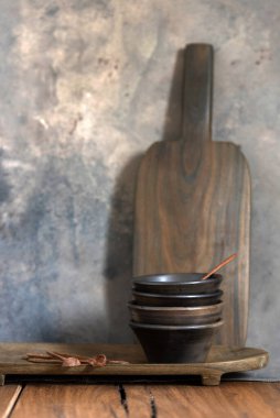 Süsler ve dekorasyonlar mutfak ve yemek odası ortamlarında ve çiçek tarzı ışıklı modern tuvaletlerde. 