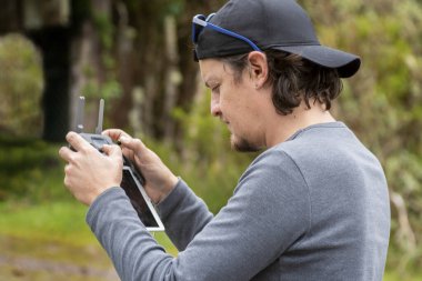 İnsansız hava aracının insansız hava aracının kontrolündeki insansız hava aracının uzaktan kumandalı uzaktan kumandası. 