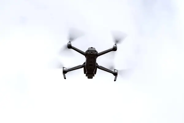 Jongeman Die Vliegt Een Drone Bestuurt Het Midden Van Een — Stockfoto